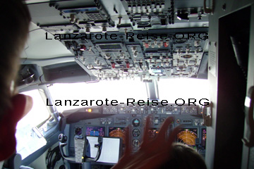 Blick in das Cockpit von der Boeing 737 mit ihren Instrumenten beim Flug auf die Kanaren und der Insel Lanzarote bis nach Arrecife.