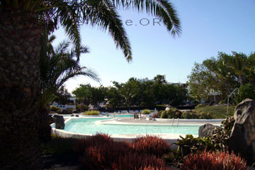 Swimmingpool-Landschaft einer schön angelegten Ferienanlage an der Costa Teguise.