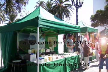 Markt in Haria mit orientalischem Flair wegen den grünen Marktständen mit den zylindrischen Zeltdächern. Hier der Verkaufstand wo man sich mit Aloe Vera aus Lanzarote eindecken kann.