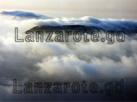 Die Insel La Graciosa im Norden von Lanzarote in Wolken gehüllt
