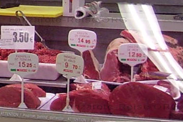 Fleischtheke im Supermarkt auf der kanarischen Insel Lanzarote. Preisschilder an den jeweiligen Fleischsorten ersichtlich und unten angegeben.